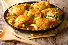 Аравийская еда: braised цыпленок с лимонами, луками, специями и gr стоковые фотографии rf Аравийская еда: braised цыпленок с лимонами, луками, специями и gr стоковые фотографии rf