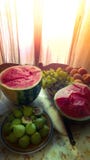 Арбуз отрезка сочный с летом приносить виноградины и персики смокв на кухонном столе Copyspase стоковое изображение rf Арбуз отрезка сочный с летом приносить виноградины и персики смокв на кухонном столе Copyspase стоковое изображение rf
