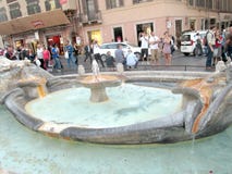 Аркада фонтан Spagna красивый и изумительный уродской шлюпки Италии Европы стоковая фотография rf Аркада фонтан Spagna красивый и изумительный уродской шлюпки Италии Европы стоковая фотография rf