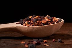 ароматичный сухой чай с плодоовощами и лепестками в ложке, на деревянной предпосылке Концепция уюта стоковое изображение rf ароматичный сухой чай с плодоовощами и лепестками в ложке, на деревянной предпосылке Концепция уюта стоковое изображение rf