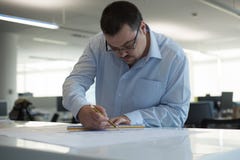 Архитектор отмечать вверх по чертежам CAD Стоковые Изображения Архитектор отмечать вверх по чертежам CAD Стоковые Изображения