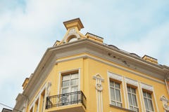 Архитектурноакустическое историческое здание с окном и балконом Стоковые Изображения RF Архитектурноакустическое историческое здание с окном и балконом Стоковые Изображения RF