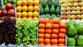 Ассортимент свежих фруктов и овощей на счетчике рынка стоковое изображение rf Ассортимент свежих фруктов и овощей на счетчике рынка стоковое изображение rf