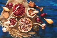 Ассортимент фасоли почки, индийской мозоли, семян тыквы, чечевицы, стоковые фотографии rf Ассортимент фасоли почки, индийской мозоли, семян тыквы, чечевицы, стоковые фотографии rf