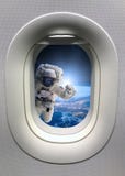 Астронавт в космическом пространстве от иллюминатора Элементы этого изображения поставленные NASA стоковое изображение rf Астронавт в космическом пространстве от иллюминатора Элементы этого изображения поставленные NASA стоковое изображение rf
