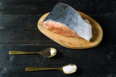 Атлантика сырцовые семги, стейк на черной деревянной предпосылке стоковые фото Атлантика сырцовые семги, стейк на черной деревянной предпосылке стоковые фото