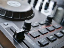 Аудио dj электронной танцевальной музыки цифровое зацепляет с ручками, федингмашинами, на фестивале edm стоковое изображение rf Аудио dj электронной танцевальной музыки цифровое зацепляет с ручками, федингмашинами, на фестивале edm стоковое изображение rf