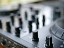 Аудио dj электронной танцевальной музыки цифровое зацепляет с ручками, федингмашинами, на фестивале edm Стоковая Фотография Аудио dj электронной танцевальной музыки цифровое зацепляет с ручками, федингмашинами, на фестивале edm Стоковая Фотография