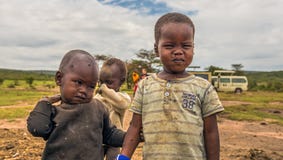 2 африканских мальчика от племени Masai в их деревне стоковое изображение rf 2 африканских мальчика от племени Masai в их деревне стоковое изображение rf