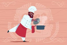 Афро-американский кашевар шеф-повара держа кастрюльку с вождем шаржа горячего супа усмехаясь в белой форме ресторана над деревянн бесплатная иллюстрация Афро-американский кашевар шеф-повара держа кастрюльку с вождем шаржа горячего супа усмехаясь в белой форме ресторана над деревянн бесплатная иллюстрация