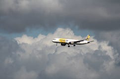Аэробус A321neo воздуха Primera на конечном заходе стоковые фотографии rf Аэробус A321neo воздуха Primera на конечном заходе стоковые фотографии rf