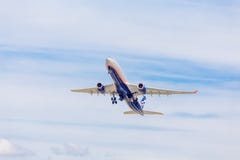 Аэробус A330 воздушных судн пассажирского самолета авиакомпаний Аэрофлота летает на голубое небо Концепция путешествием и праздни стоковое изображение Аэробус A330 воздушных судн пассажирского самолета авиакомпаний Аэрофлота летает на голубое небо Концепция путешествием и праздни стоковое изображение