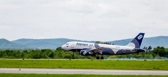 Аэробус A319 самолета пассажира компании рассвета приземляется Дым из-под шасси за воздушными судн стоковые фотографии rf Аэробус A319 самолета пассажира компании рассвета приземляется Дым из-под шасси за воздушными судн стоковые фотографии rf