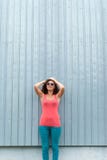 близкие стороны девушки солнечные очки outdoors поднимают детенышей стоковая фотография rf близкие стороны девушки солнечные очки outdoors поднимают детенышей стоковая фотография rf