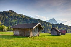 Баварский сельский пейзаж амбаров, лугов и гор тимберса стоковая фотография rf Баварский сельский пейзаж амбаров, лугов и гор тимберса стоковая фотография rf
