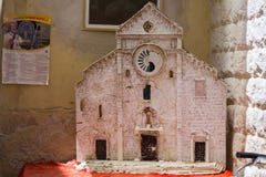 Базилика St Nicholas от папье-маше на улице Бари, Apulia, Италии стоковое фото rf Базилика St Nicholas от папье-маше на улице Бари, Apulia, Италии стоковое фото rf