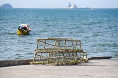 Баки омара и краба штабелировали рыбацкую лодку рыболовной сети улавливая на предпосылке океана залива стоковая фотография rf Баки омара и краба штабелировали рыбацкую лодку рыболовной сети улавливая на предпосылке океана залива стоковая фотография rf