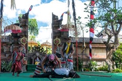 БАЛИ, ИНДОНЕЗИЯ - 5-ОЕ МАЯ 2017: Танец Barong на Бали, Индонезии Barong религиозный танец в Бали основало на большом стоковые изображения БАЛИ, ИНДОНЕЗИЯ - 5-ОЕ МАЯ 2017: Танец Barong на Бали, Индонезии Barong религиозный танец в Бали основало на большом стоковые изображения