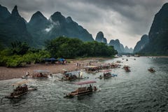 Бамбуковый сплавлять в реке Yulong стоковые изображения Бамбуковый сплавлять в реке Yulong стоковые изображения
