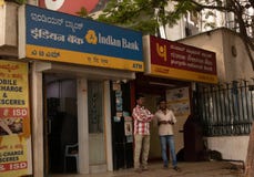 БАНГАЛОР ИНДИЯ 3-ье июня 2019: Люди говоря перед индийским банком ATM и национальным банком ATM Пенджаба на железной дороге Банга стоковое изображение rf БАНГАЛОР ИНДИЯ 3-ье июня 2019: Люди говоря перед индийским банком ATM и национальным банком ATM Пенджаба на железной дороге Банга стоковое изображение rf