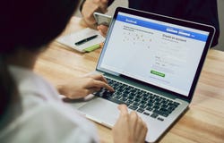 Бангкок, Таиланд - 23-ье августа 2017: Значки Facebook начального экрана на macbook яблока pro самая большая и самая популярная с стоковые фотографии rf Бангкок, Таиланд - 23-ье августа 2017: Значки Facebook начального экрана на macbook яблока pro самая большая и самая популярная с стоковые фотографии rf