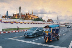 Бангкок, Таиланд - июнь 2019: Tuk Tuk на предпосылке комплекса дворца Бангкока большого и виске Wat Phra Kaew стоковое фото rf Бангкок, Таиланд - июнь 2019: Tuk Tuk на предпосылке комплекса дворца Бангкока большого и виске Wat Phra Kaew стоковое фото rf