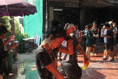Бангкок, Таиланд - 15-ое апреля: Намочите бой в Новом Годе фестиваля Songkran тайском 15-ого апреля 2011 в soi Kraisi, Бангкоке, стоковые изображения Бангкок, Таиланд - 15-ое апреля: Намочите бой в Новом Годе фестиваля Songkran тайском 15-ого апреля 2011 в soi Kraisi, Бангкоке, стоковые изображения
