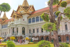 Бангкок, Таиланд - 29-ое апреля 2014 Туристы на Chakri Maha Prasat, королевском большом дворце, Бангкоке, Таиланде стоковые изображения rf Бангкок, Таиланд - 29-ое апреля 2014 Туристы на Chakri Maha Prasat, королевском большом дворце, Бангкоке, Таиланде стоковые изображения rf
