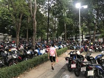 БАНГКОК, ТАИЛАНД - 15-ОЕ АПРЕЛЯ 2018: Фестиваль Нового Года Songkran вечером с стоковое фото БАНГКОК, ТАИЛАНД - 15-ОЕ АПРЕЛЯ 2018: Фестиваль Нового Года Songkran вечером с стоковое фото