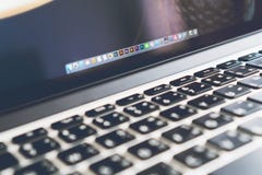 БАНГКОК, ТАИЛАНД - 30-ое мая 2017: закройте вверх по значку photoshop app на macbook pro, системах яблока Adobe компания-разработ стоковое фото БАНГКОК, ТАИЛАНД - 30-ое мая 2017: закройте вверх по значку photoshop app на macbook pro, системах яблока Adobe компания-разработ стоковое фото