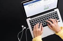 БАНГКОК, ТАИЛАНД - 30-ое мая 2017: Значки Facebook начального экрана дальше на Яблоке Macbook самая большая и самая популярная со стоковые изображения БАНГКОК, ТАИЛАНД - 30-ое мая 2017: Значки Facebook начального экрана дальше на Яблоке Macbook самая большая и самая популярная со стоковые изображения