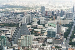 Бангкок, Таиланд - 20-ое ноября 2018: Взгляд сверху городского пейзажа воздушный высотных зданий, домов, дорожного движения, и по стоковое фото Бангкок, Таиланд - 20-ое ноября 2018: Взгляд сверху городского пейзажа воздушный высотных зданий, домов, дорожного движения, и по стоковое фото