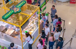 БАНГКОК, ТАИЛАНД - 25-ОЕ НОЯБРЯ: Угол картошки служит французский картофель фри приправленный с различным приправленным порошком стоковые фото БАНГКОК, ТАИЛАНД - 25-ОЕ НОЯБРЯ: Угол картошки служит французский картофель фри приправленный с различным приправленным порошком стоковые фото