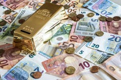Банкноты евро концепции денег наличных денег сбережений все монетки размеров и цента на спасении формы бара золота копилки стола Стоковые Изображения Банкноты евро концепции денег наличных денег сбережений все монетки размеров и цента на спасении формы бара золота копилки стола Стоковые Изображения