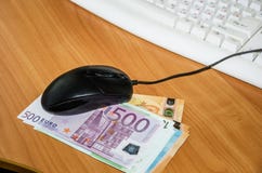 Банкноты евро с мышью и клавиатурой компьютера на деревянном столе стоковые изображения Банкноты евро с мышью и клавиатурой компьютера на деревянном столе стоковые изображения