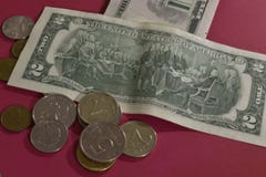 Банкноты и монетки на красной предпосылке стоковые изображения rf Банкноты и монетки на красной предпосылке стоковые изображения rf