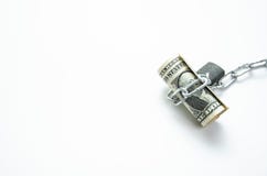 Банкноты связанные к цепям с предпосылкой замка белой стоковое фото Банкноты связанные к цепям с предпосылкой замка белой стоковое фото