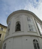 Барельеф St Peter в нише дома, на их головах кроны стоковое фото Барельеф St Peter в нише дома, на их головах кроны стоковое фото