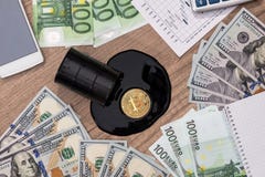 Баррели нефти, доллар, евро, bitcoin, диаграмма Стоковые Изображения Баррели нефти, доллар, евро, bitcoin, диаграмма Стоковые Изображения