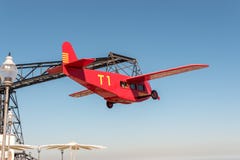 Барселона, Испания - 15-ое марта 2019: Иконическая езда аэроплана El Avio на парке атракционов Tibidabo на держателе Tibidabo на стоковые фотографии rf Барселона, Испания - 15-ое марта 2019: Иконическая езда аэроплана El Avio на парке атракционов Tibidabo на держателе Tibidabo на стоковые фотографии rf