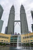 Башни Petronas в Куалае-Лумпур, Малайзии стоковая фотография rf Башни Petronas в Куалае-Лумпур, Малайзии стоковая фотография rf
