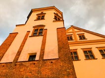 Башни и spiers замка высокого средневекового камня старого старого красивого против голубого неба стоковое фото Башни и spiers замка высокого средневекового камня старого старого красивого против голубого неба стоковое фото