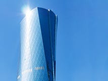 Башня Bidda Al на голубой предпосылке с самым интересным и copyspace солнца Современный небоскреб с застекленным фасадом стоковое изображение rf Башня Bidda Al на голубой предпосылке с самым интересным и copyspace солнца Современный небоскреб с застекленным фасадом стоковое изображение rf