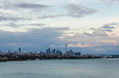 башня toronto горизонта парусников переднего плана конструкции кондо cn стоковая фотография башня toronto горизонта парусников переднего плана конструкции кондо cn стоковая фотография