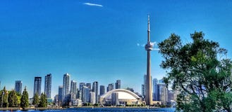 башня toronto горизонта парусников переднего плана конструкции кондо cn стоковое фото башня toronto горизонта парусников переднего плана конструкции кондо cn стоковое фото