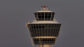 Башня авиадиспетчерской службы на авиапорте Мюнхена, конце-вверх Башня авиадиспетчерской службы на авиапорте Мюнхена, конце-вверх