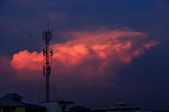 Башня антенны сигнала силуэта на небе захода солнца Стоковое фото RF Башня антенны сигнала силуэта на небе захода солнца Стоковое фото RF