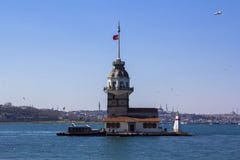 Башня девушки или Kiz Kulesi расположенное в середине Босфора, Стамбула стоковые фото Башня девушки или Kiz Kulesi расположенное в середине Босфора, Стамбула стоковые фото