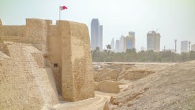 Башня дозора и флаг Barhain, Qal „на al-Бахрейне стоковые изображения rf Башня дозора и флаг Barhain, Qal „на al-Бахрейне стоковые изображения rf