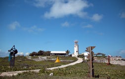 Башня связи маяка на малом мексиканском острове Isla Mujeres (остров женщин) стоковое изображение rf Башня связи маяка на малом мексиканском острове Isla Mujeres (остров женщин) стоковое изображение rf